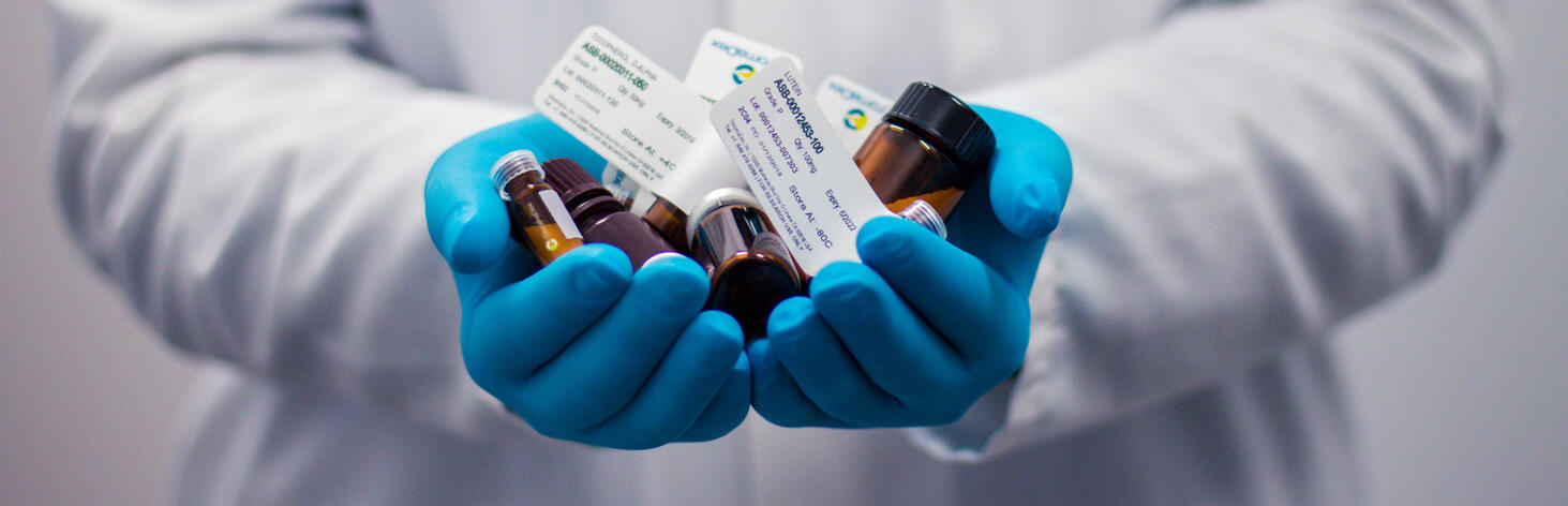 Farmaceutický pracovník držiaci lieky a fľaštičky